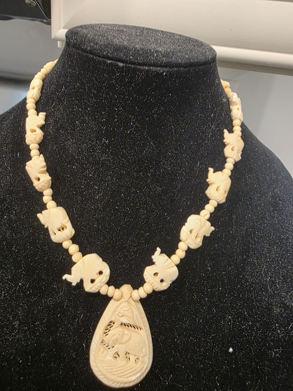 Vintage 1970s Carved Elephant  Necklace